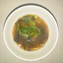 菊菜とワカメの赤味噌汁